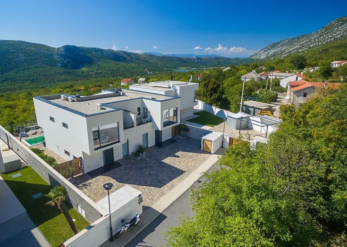 Exklusive Privatvilla In Wunderbarer 펜션 Antovo