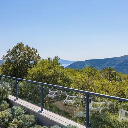 Exklusive Privatvilla In Wunderbarer Antovo