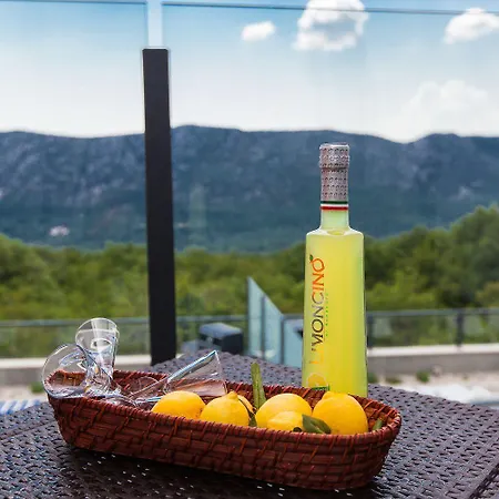 Exklusive Privatvilla In Wunderbarer Antovo